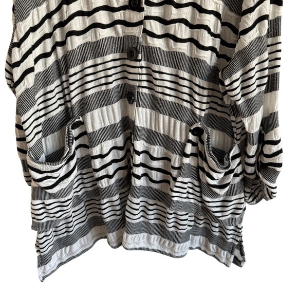 Ali Miles White & Black Button Front Wave Tunic Top, Size 2X - Picture 4 of 9